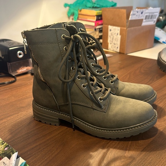 Shoes - Like new green boots